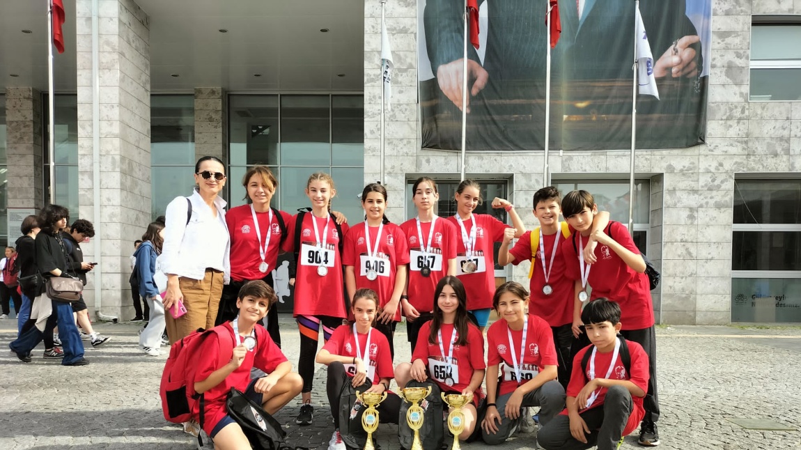 Nilüfer Belediyesi Koşusu’nda öğrencilerimiz kupa ve madalya aldılar